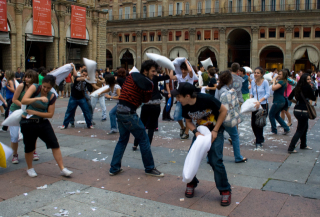 View Photo Piazza_Maggiore_pillow_fight_2008.jpg